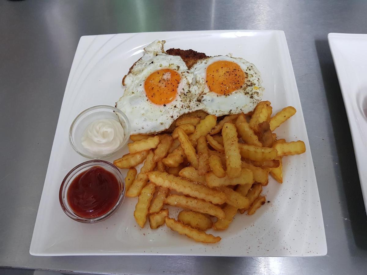 Tattoo Pension Mit Restaurant Und Tattoo-Studio Mörtschach Exteriör bild